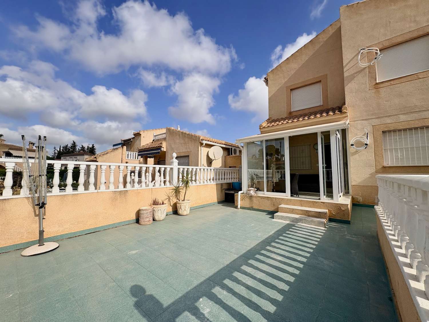 CHALET DE 4 DORMITORIOS Y 2 BAÑOS EN URBANIZACIÓN PRIVADA CON PISCINA EN LOS BALCONES