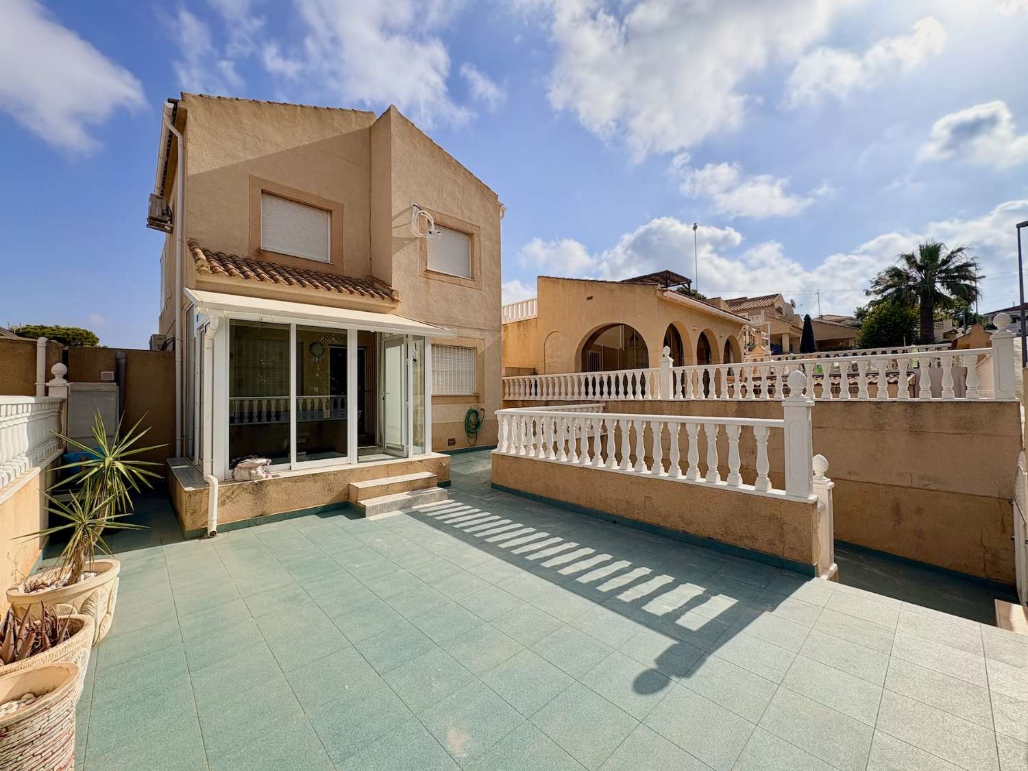 CHALET DE 4 DORMITORIOS Y 2 BAÑOS EN URBANIZACIÓN PRIVADA CON PISCINA EN LOS BALCONES