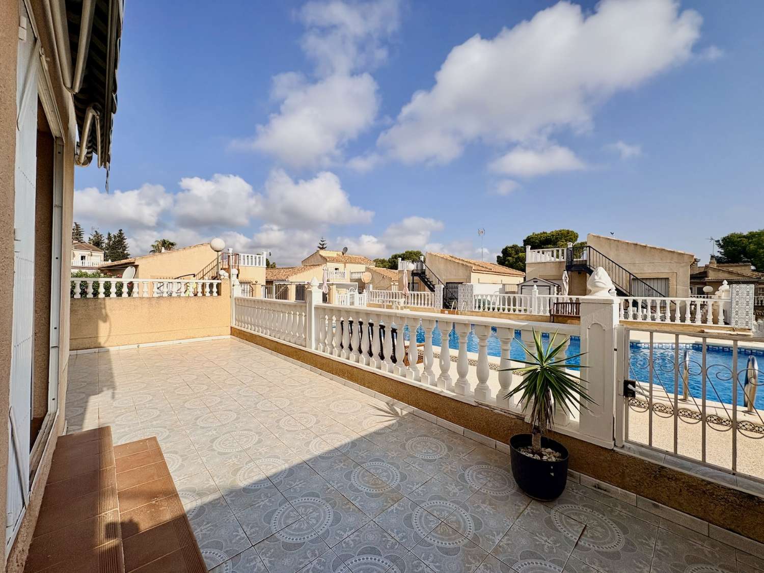 CHALET DE 4 DORMITORIOS Y 2 BAÑOS EN URBANIZACIÓN PRIVADA CON PISCINA EN LOS BALCONES