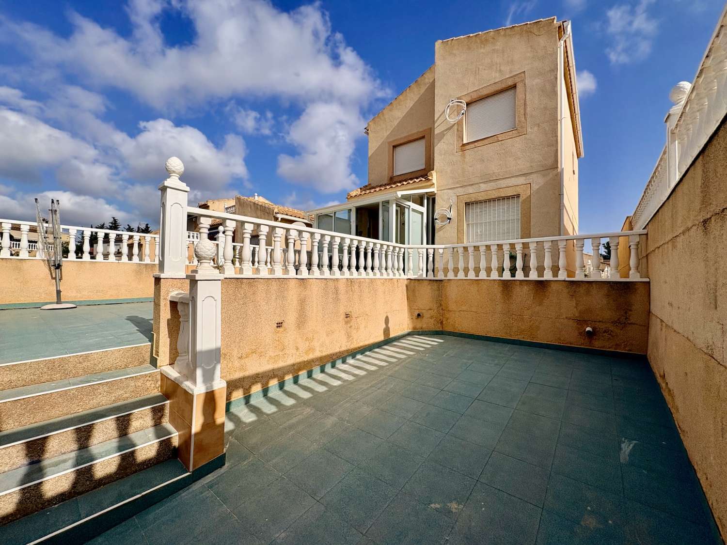 CHALET DE 4 DORMITORIOS Y 2 BAÑOS EN URBANIZACIÓN PRIVADA CON PISCINA EN LOS BALCONES