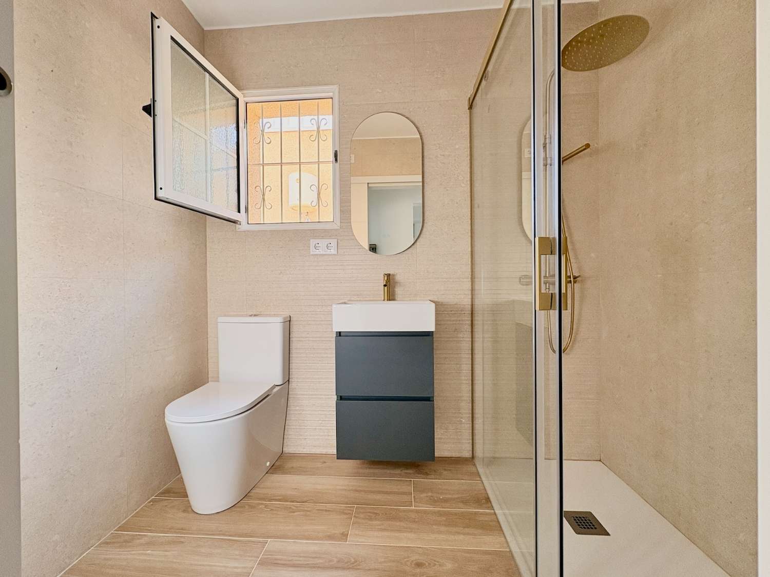 CHALET DE 4 DORMITORIOS Y 2 BAÑOS EN URBANIZACIÓN PRIVADA CON PISCINA EN LOS BALCONES