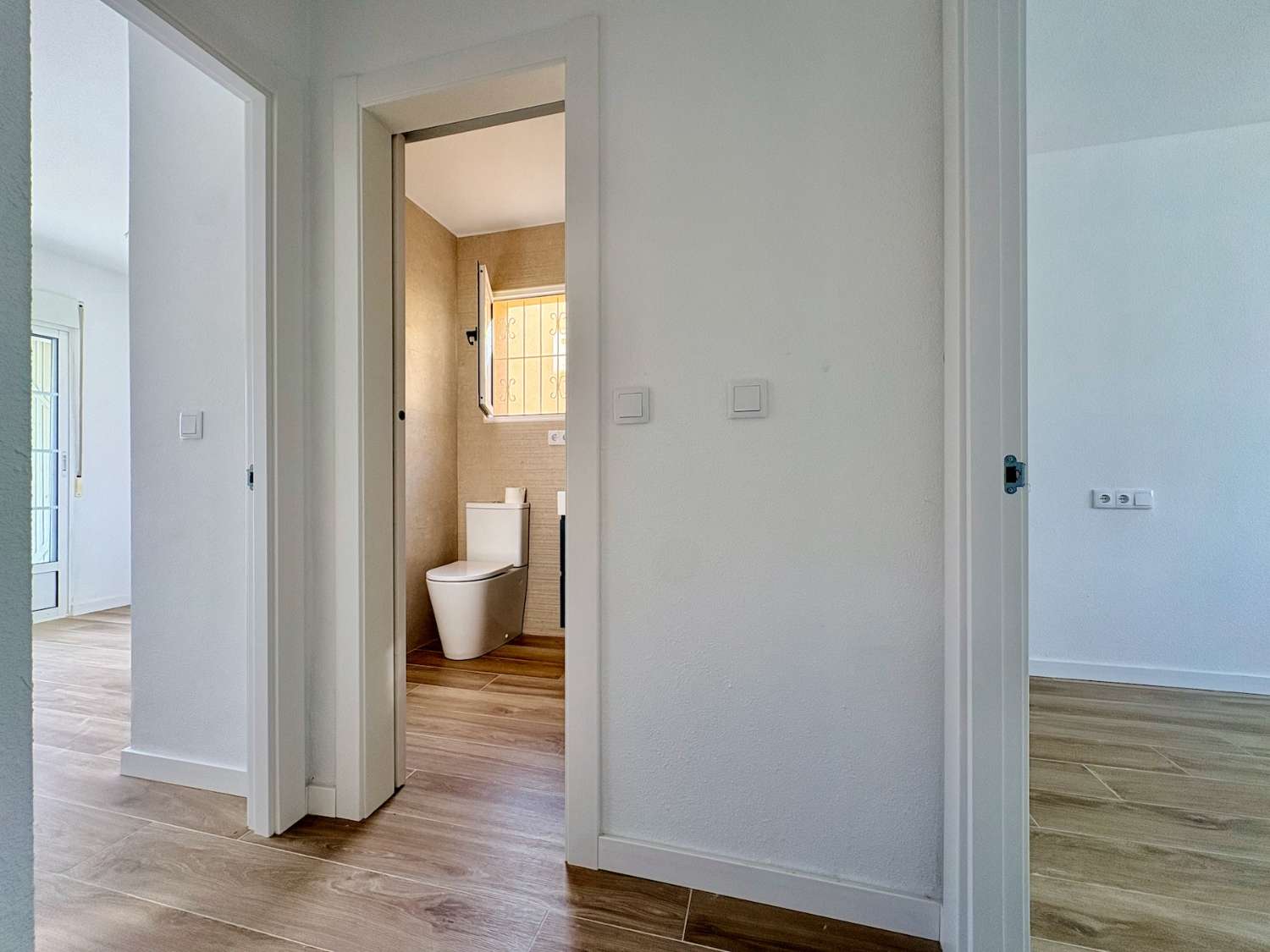 CHALET DE 4 DORMITORIOS Y 2 BAÑOS EN URBANIZACIÓN PRIVADA CON PISCINA EN LOS BALCONES