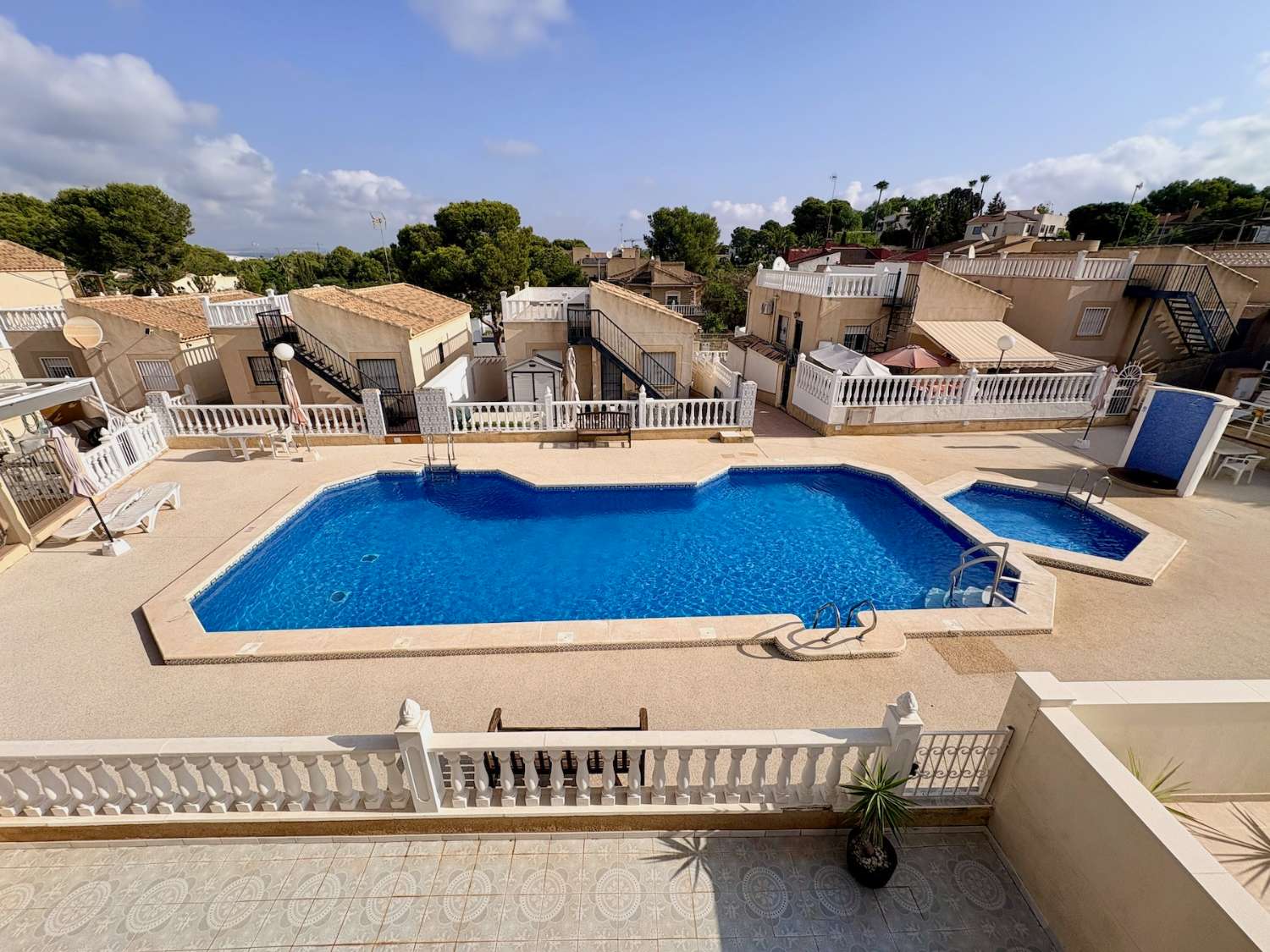 CHALET DE 4 DORMITORIOS Y 2 BAÑOS EN URBANIZACIÓN PRIVADA CON PISCINA EN LOS BALCONES