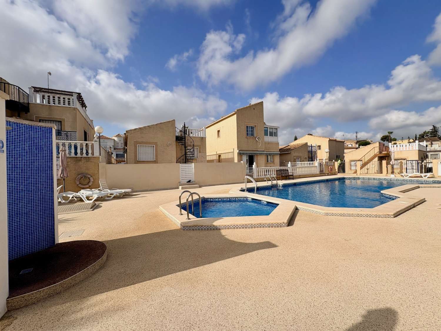CHALET DE 4 DORMITORIOS Y 2 BAÑOS EN URBANIZACIÓN PRIVADA CON PISCINA EN LOS BALCONES