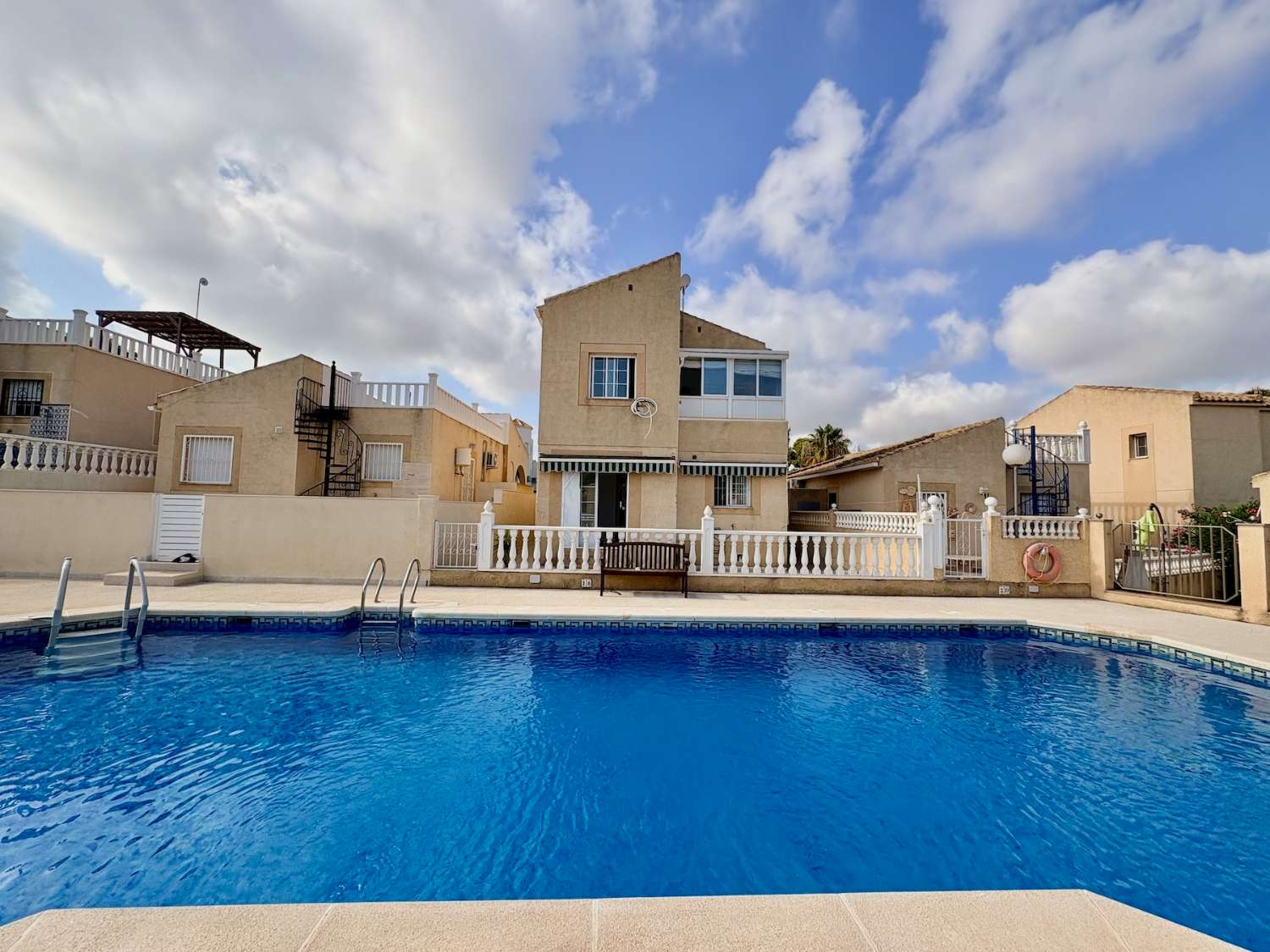 CHALET DE 4 DORMITORIOS Y 2 BAÑOS EN URBANIZACIÓN PRIVADA CON PISCINA EN LOS BALCONES