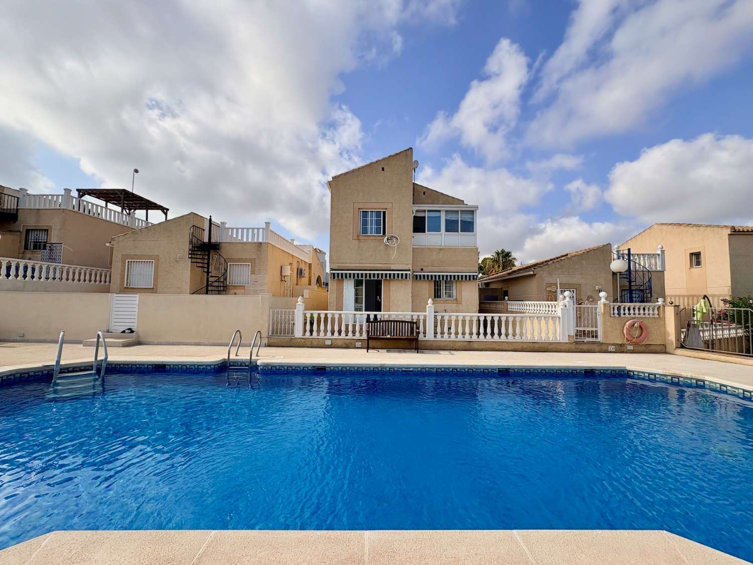 CHALET DE 4 DORMITORIOS Y 2 BAÑOS EN URBANIZACIÓN PRIVADA CON PISCINA EN LOS BALCONES