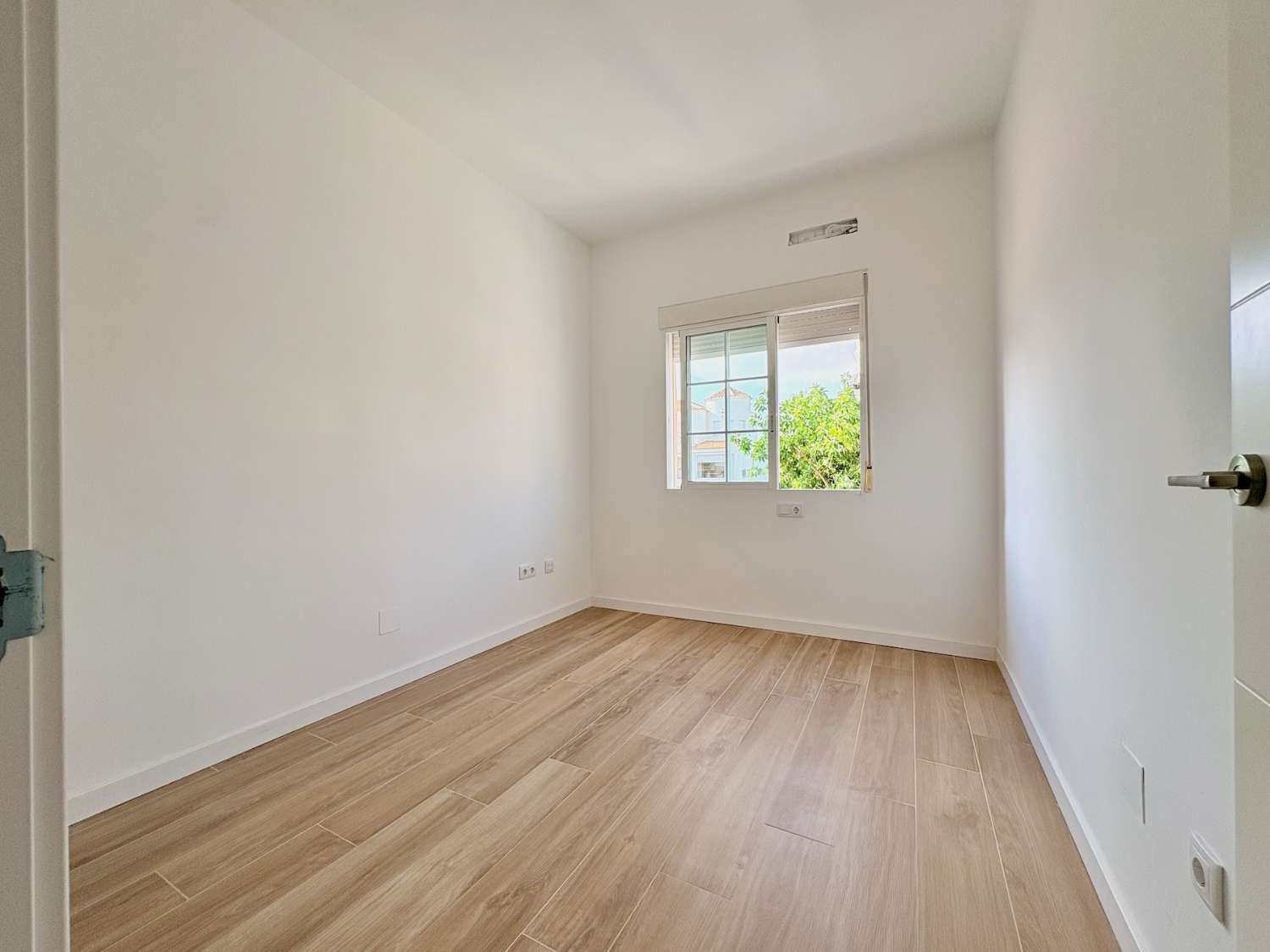 CHALET DE 4 DORMITORIOS Y 2 BAÑOS EN URBANIZACIÓN PRIVADA CON PISCINA EN LOS BALCONES
