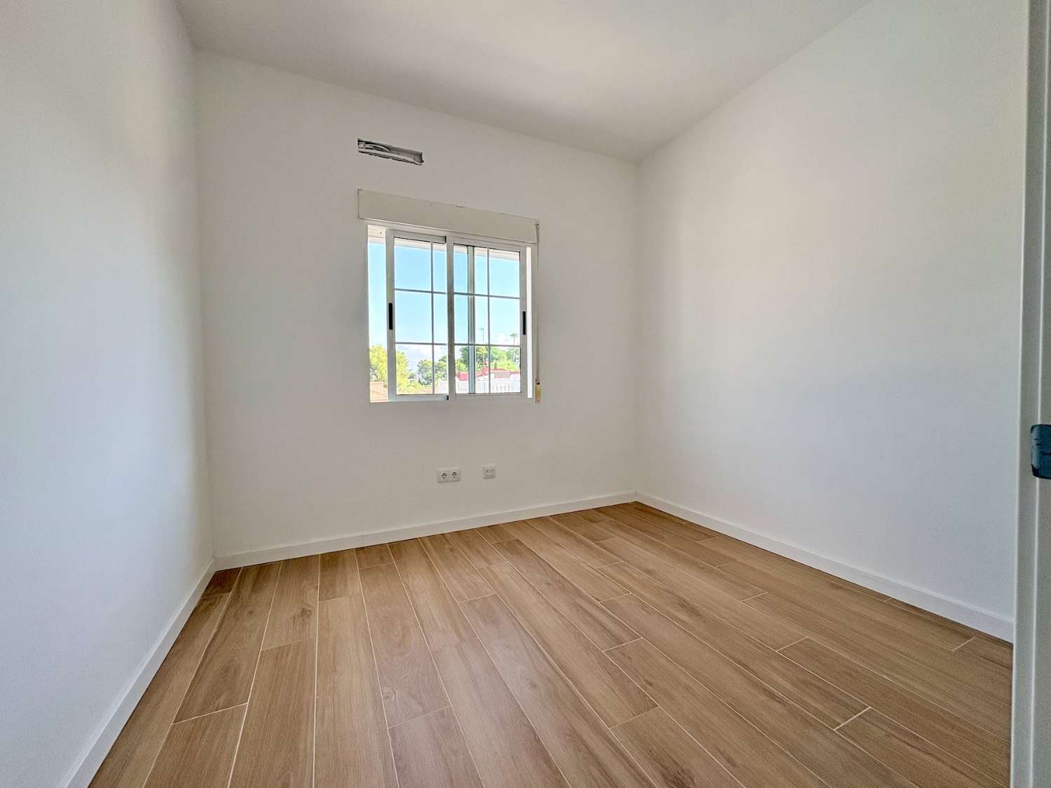 CHALET DE 4 DORMITORIOS Y 2 BAÑOS EN URBANIZACIÓN PRIVADA CON PISCINA EN LOS BALCONES