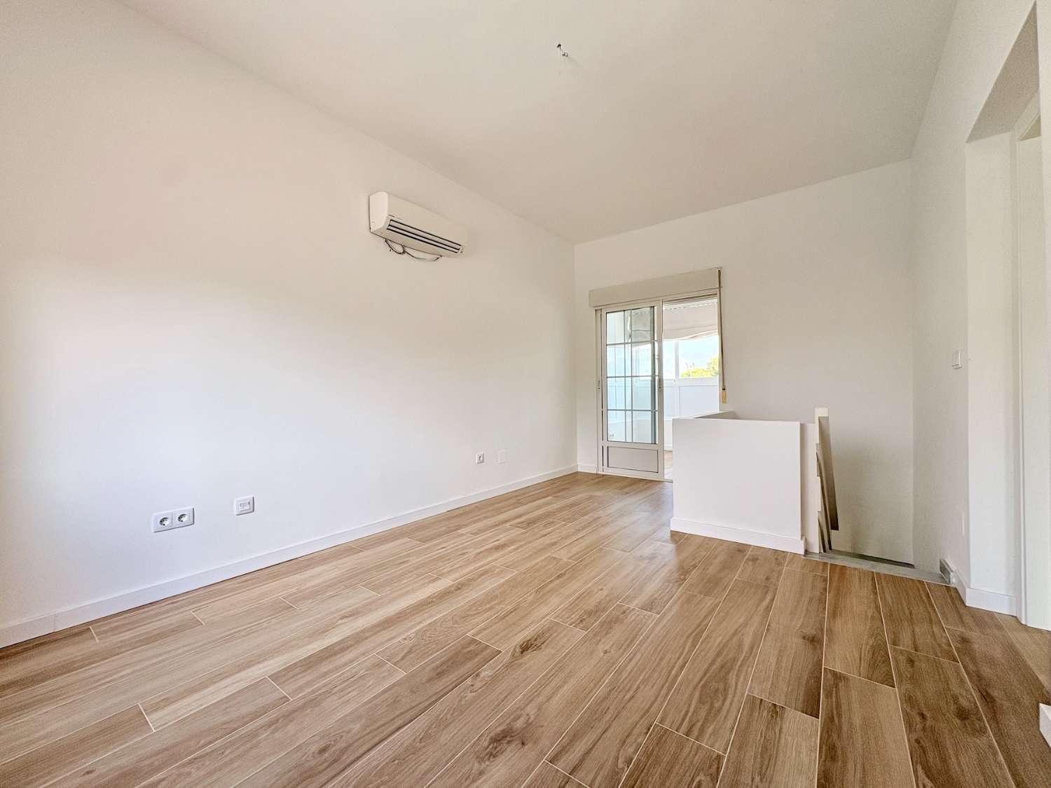 CHALET DE 4 DORMITORIOS Y 2 BAÑOS EN URBANIZACIÓN PRIVADA CON PISCINA EN LOS BALCONES
