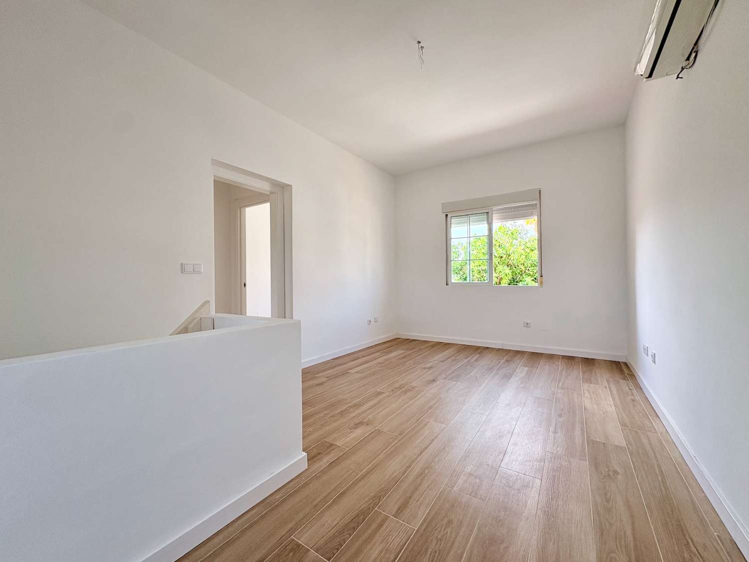CHALET DE 4 DORMITORIOS Y 2 BAÑOS EN URBANIZACIÓN PRIVADA CON PISCINA EN LOS BALCONES