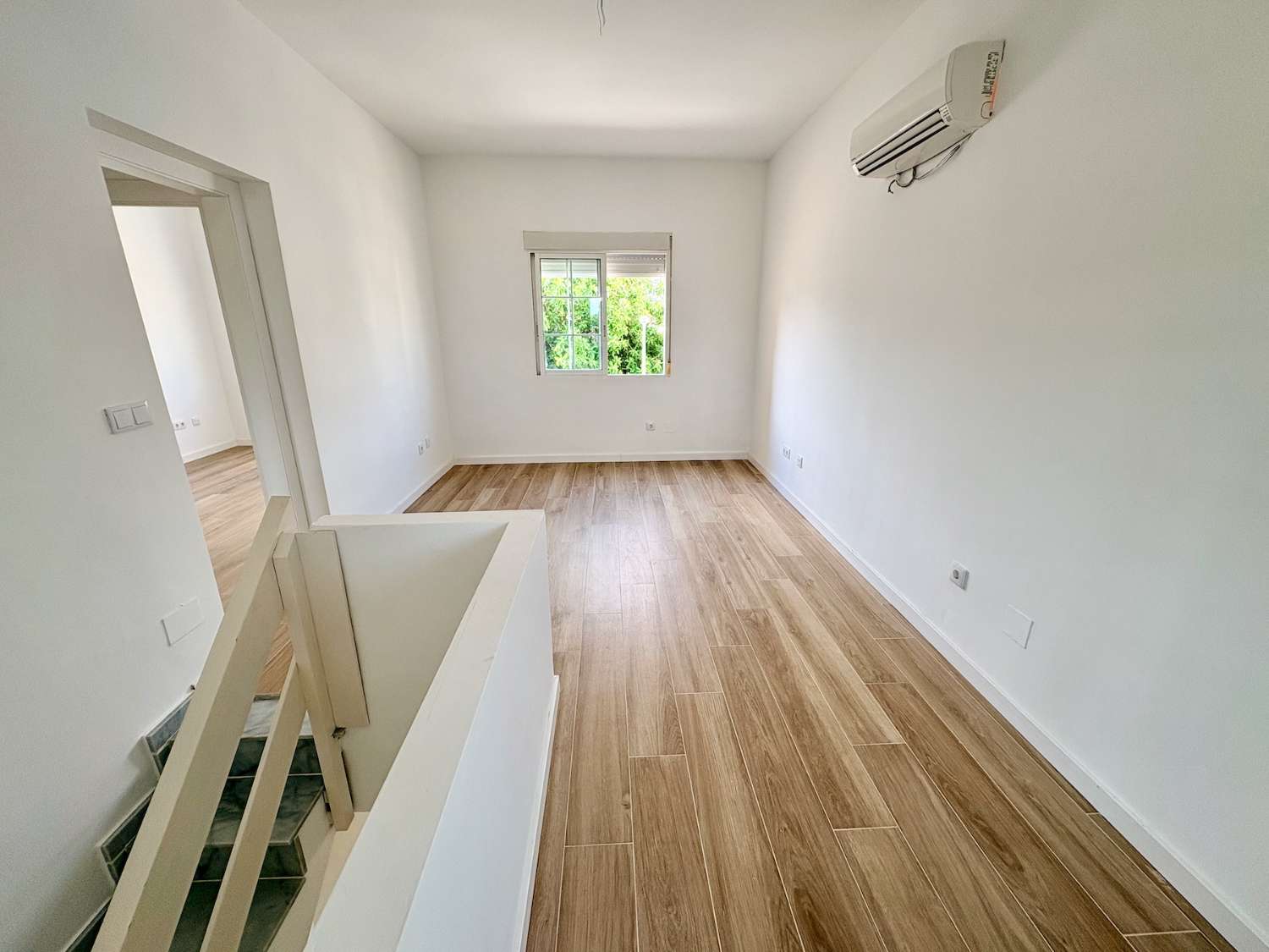 CHALET DE 4 DORMITORIOS Y 2 BAÑOS EN URBANIZACIÓN PRIVADA CON PISCINA EN LOS BALCONES
