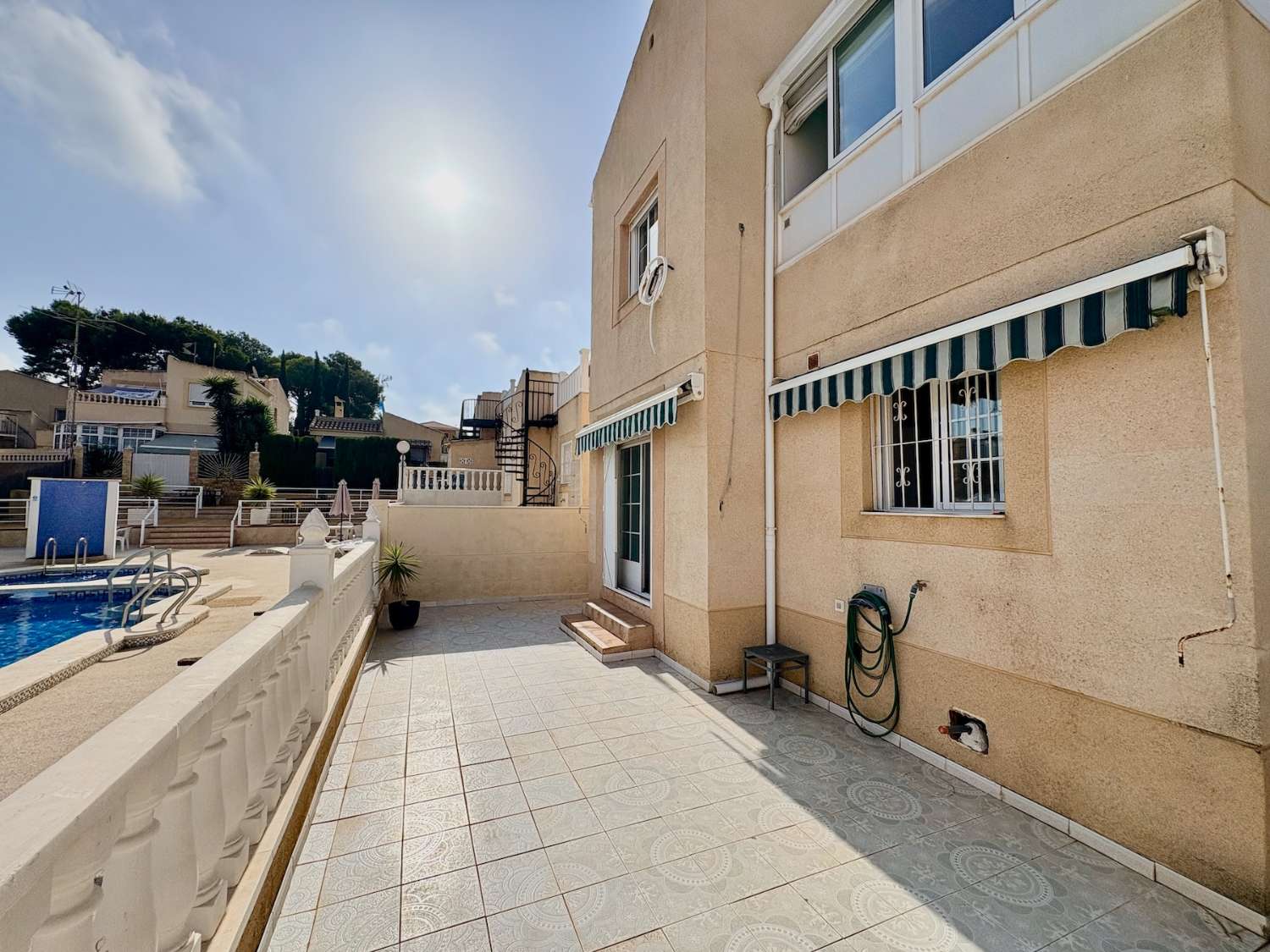 CHALET DE 4 DORMITORIOS Y 2 BAÑOS EN URBANIZACIÓN PRIVADA CON PISCINA EN LOS BALCONES