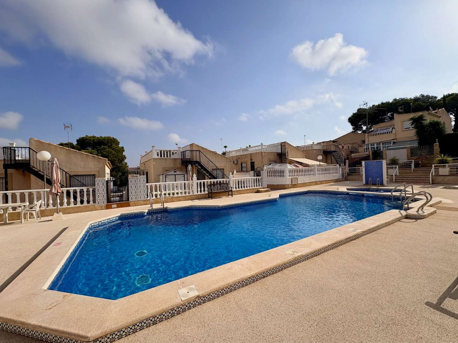 CHALET DE 4 DORMITORIOS Y 2 BAÑOS EN URBANIZACIÓN PRIVADA CON PISCINA EN LOS BALCONES