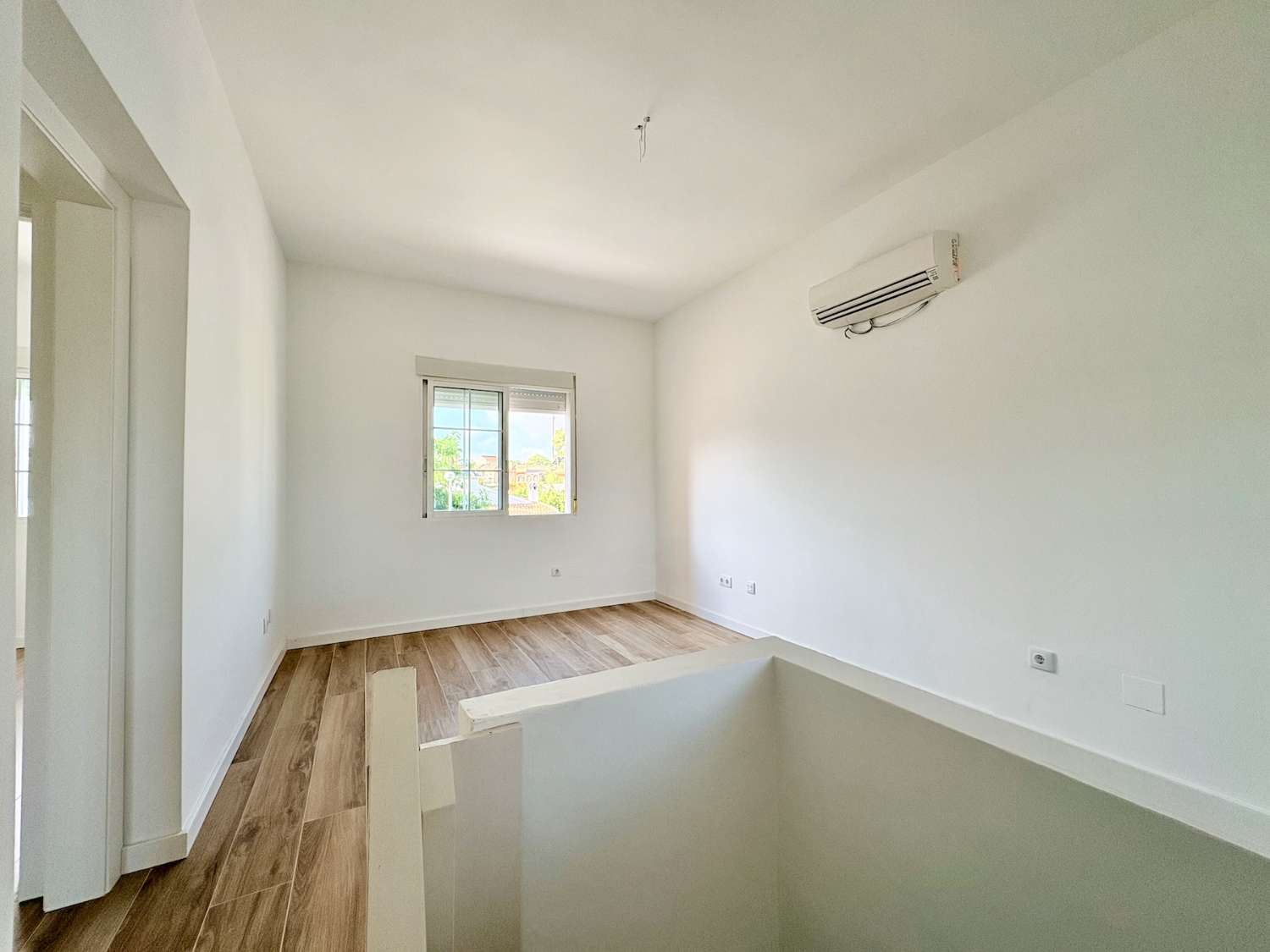 CHALET DE 4 DORMITORIOS Y 2 BAÑOS EN URBANIZACIÓN PRIVADA CON PISCINA EN LOS BALCONES