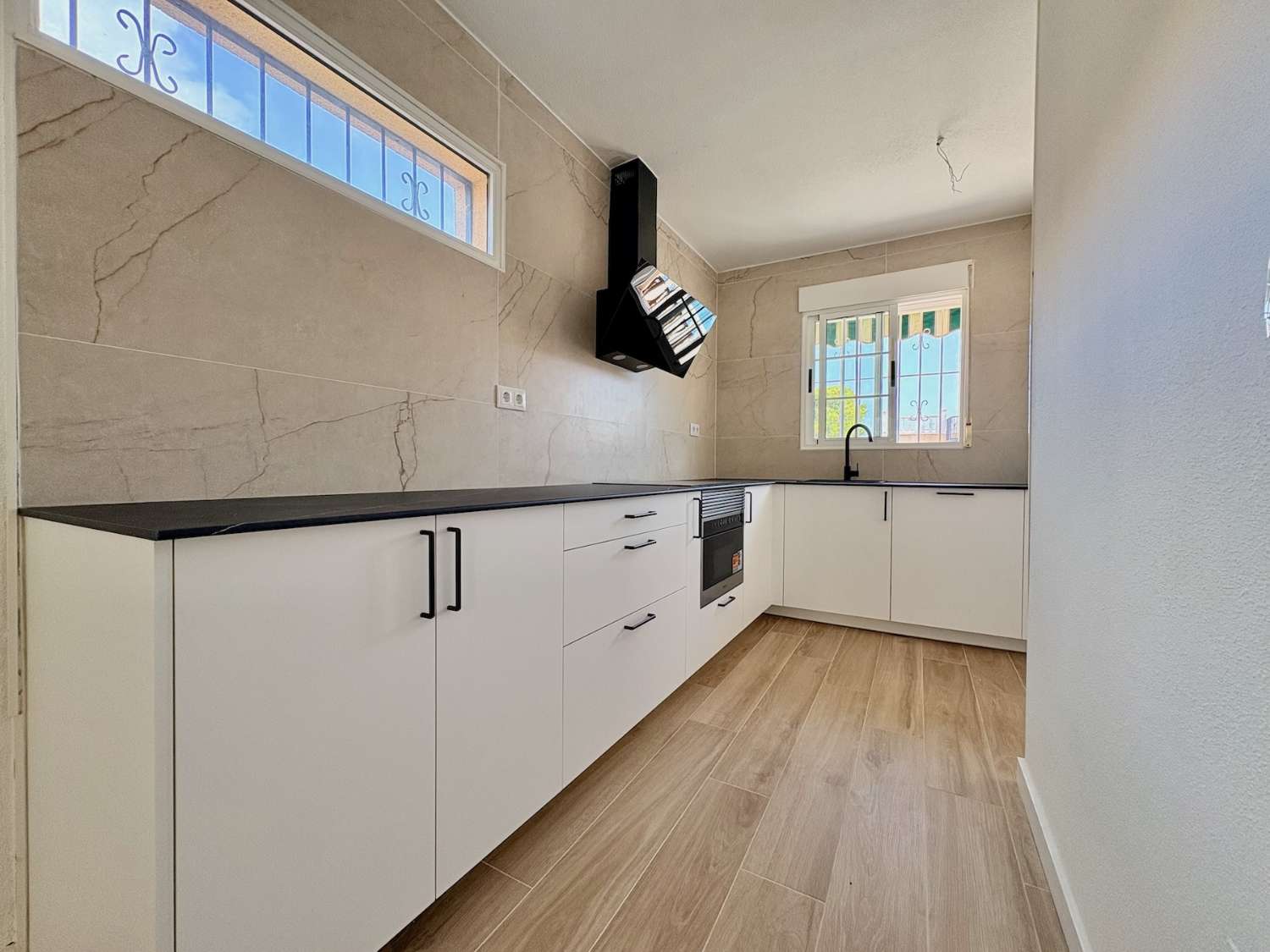 CHALET DE 4 DORMITORIOS Y 2 BAÑOS EN URBANIZACIÓN PRIVADA CON PISCINA EN LOS BALCONES
