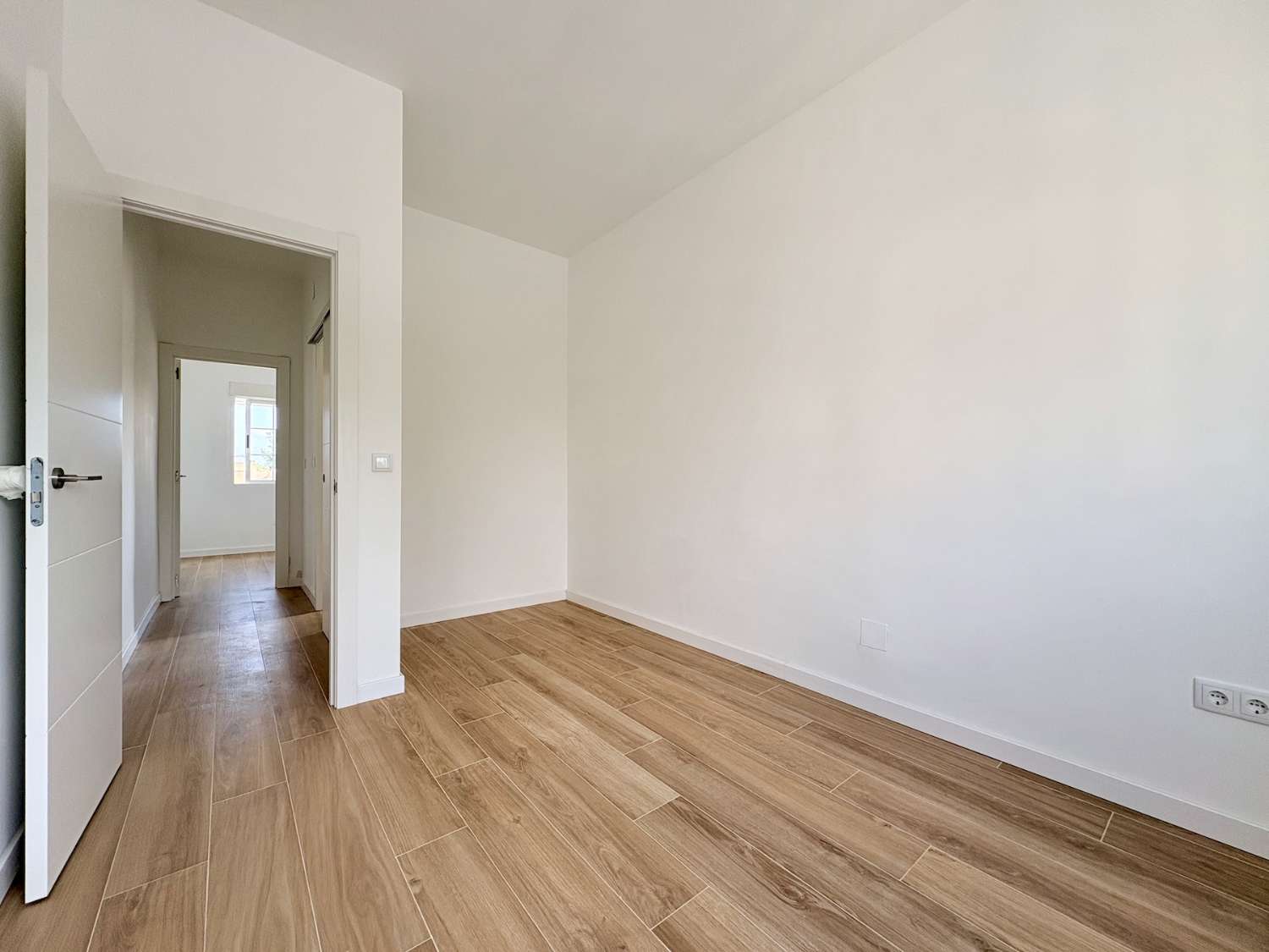 CHALET DE 4 DORMITORIOS Y 2 BAÑOS EN URBANIZACIÓN PRIVADA CON PISCINA EN LOS BALCONES