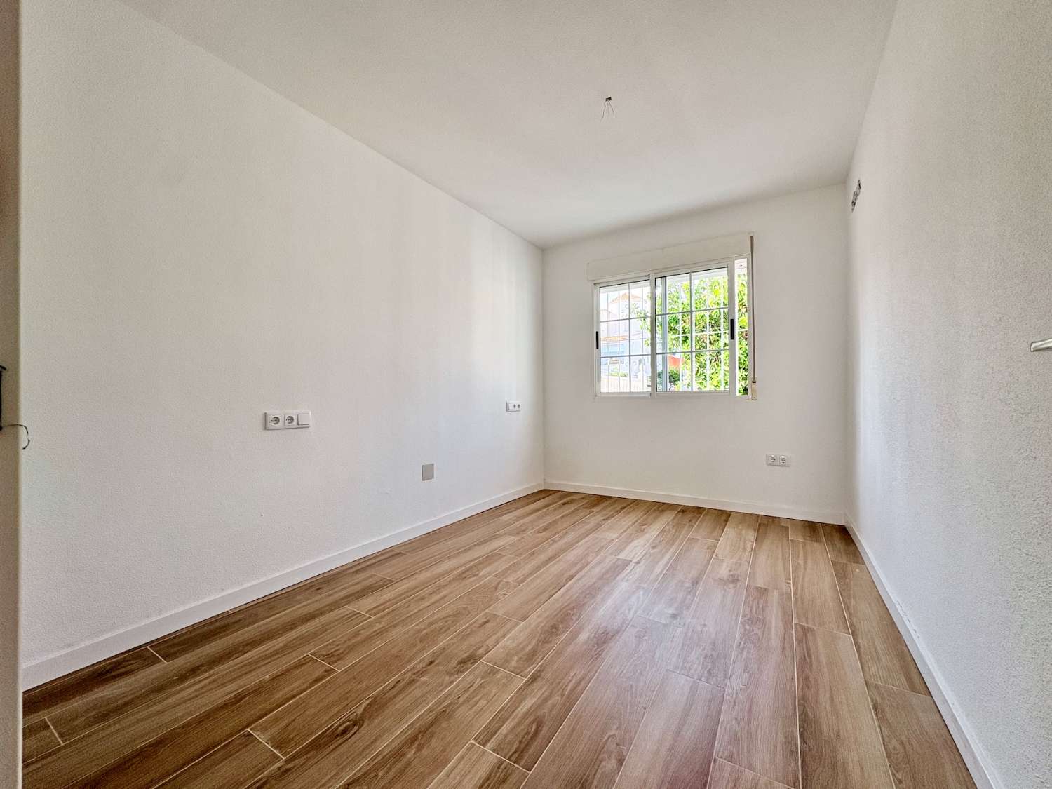 CHALET DE 4 DORMITORIOS Y 2 BAÑOS EN URBANIZACIÓN PRIVADA CON PISCINA EN LOS BALCONES
