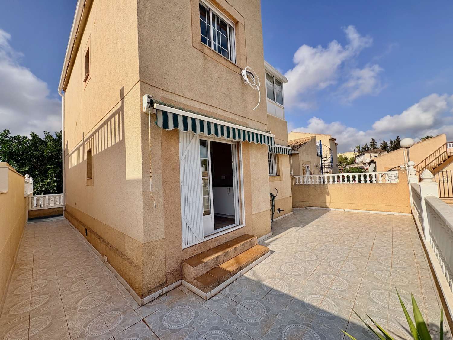 CHALET DE 4 DORMITORIOS Y 2 BAÑOS EN URBANIZACIÓN PRIVADA CON PISCINA EN LOS BALCONES