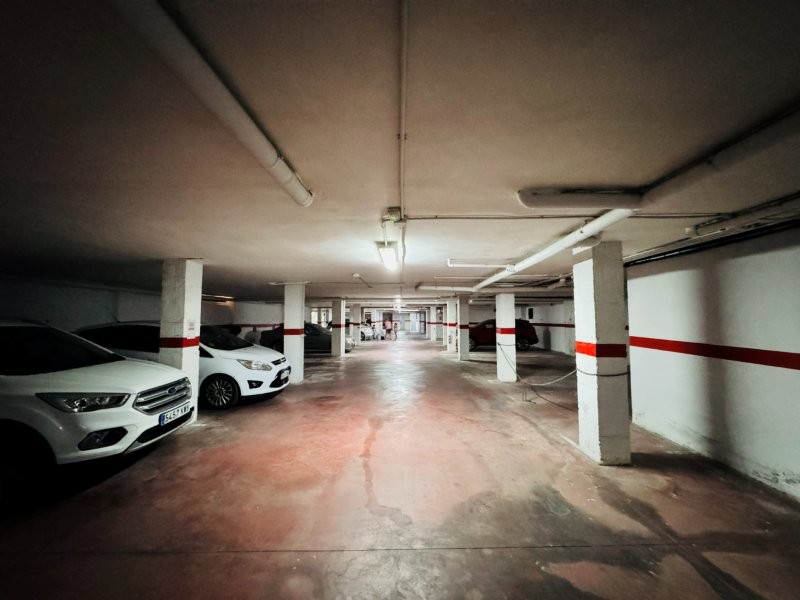 PLANTA BAJA ESQUINA CON 2 DORMITORIOS, GRAN TERRAZA, GARAJE CERRADO Y PISCINA A 300 M DE LA PLAYA