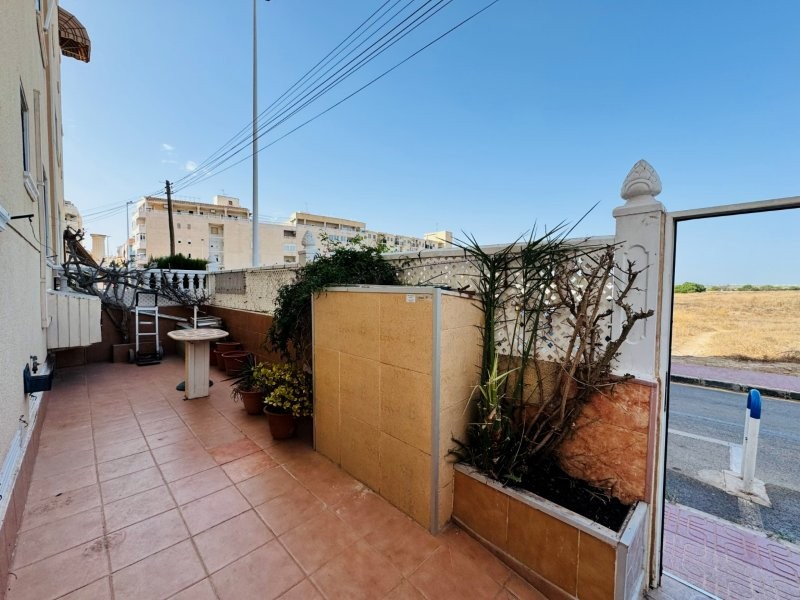 PLANTA BAJA ESQUINA CON 2 DORMITORIOS, GRAN TERRAZA, GARAJE CERRADO Y PISCINA A 300 M DE LA PLAYA