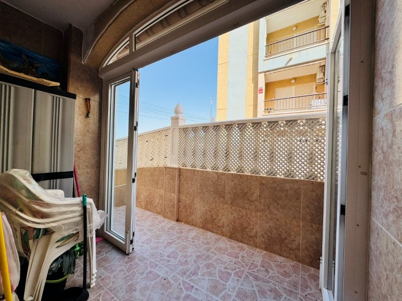 PLANTA BAJA ESQUINA CON 2 DORMITORIOS, GRAN TERRAZA, GARAJE CERRADO Y PISCINA A 300 M DE LA PLAYA