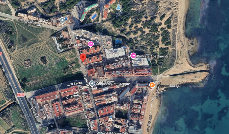PLANTA BAJA ESQUINA CON 2 DORMITORIOS, GRAN TERRAZA, GARAJE CERRADO Y PISCINA A 300 M DE LA PLAYA