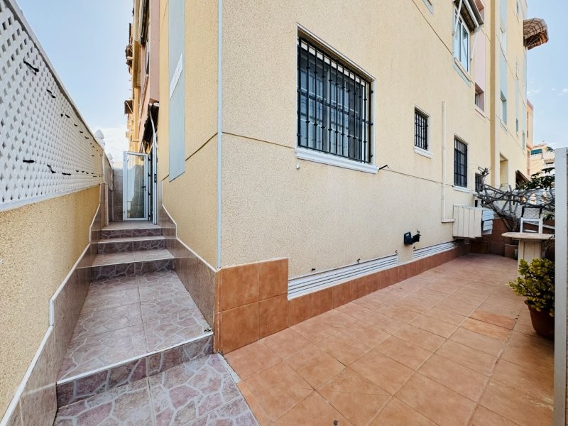 PLANTA BAJA ESQUINA CON 2 DORMITORIOS, GRAN TERRAZA, GARAJE CERRADO Y PISCINA A 300 M DE LA PLAYA