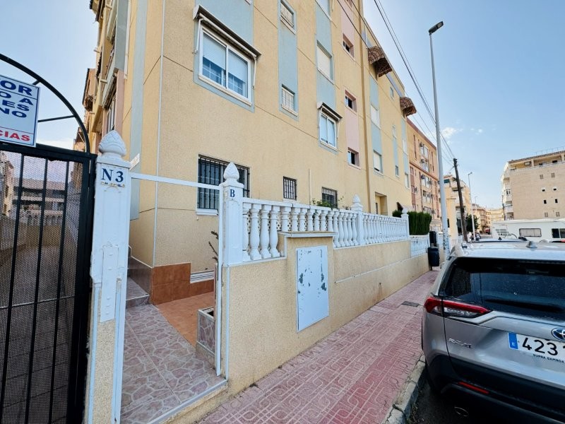 PLANTA BAJA ESQUINA CON 2 DORMITORIOS, GRAN TERRAZA, GARAJE CERRADO Y PISCINA A 300 M DE LA PLAYA