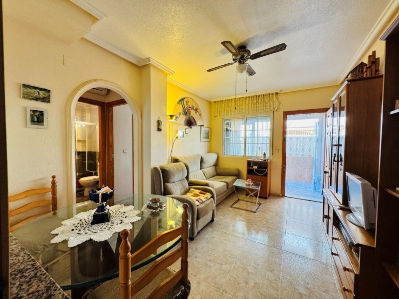PLANTA BAJA ESQUINA CON 2 DORMITORIOS, GRAN TERRAZA, GARAJE CERRADO Y PISCINA A 300 M DE LA PLAYA