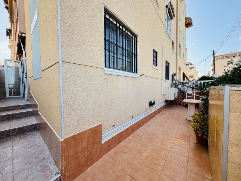 PLANTA BAJA ESQUINA CON 2 DORMITORIOS, GRAN TERRAZA, GARAJE CERRADO Y PISCINA A 300 M DE LA PLAYA