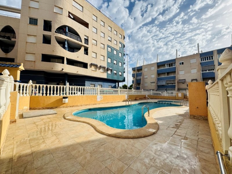 PLANTA BAJA ESQUINA CON 2 DORMITORIOS, GRAN TERRAZA, GARAJE CERRADO Y PISCINA A 300 M DE LA PLAYA