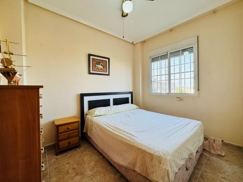 PLANTA BAJA ESQUINA CON 2 DORMITORIOS, GRAN TERRAZA, GARAJE CERRADO Y PISCINA A 300 M DE LA PLAYA