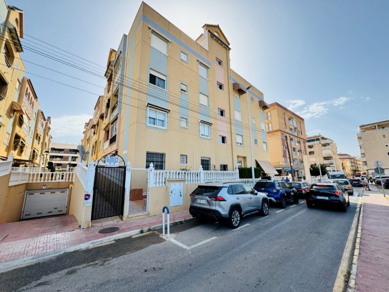 PLANTA BAJA ESQUINA CON 2 DORMITORIOS, GRAN TERRAZA, GARAJE CERRADO Y PISCINA A 300 M DE LA PLAYA