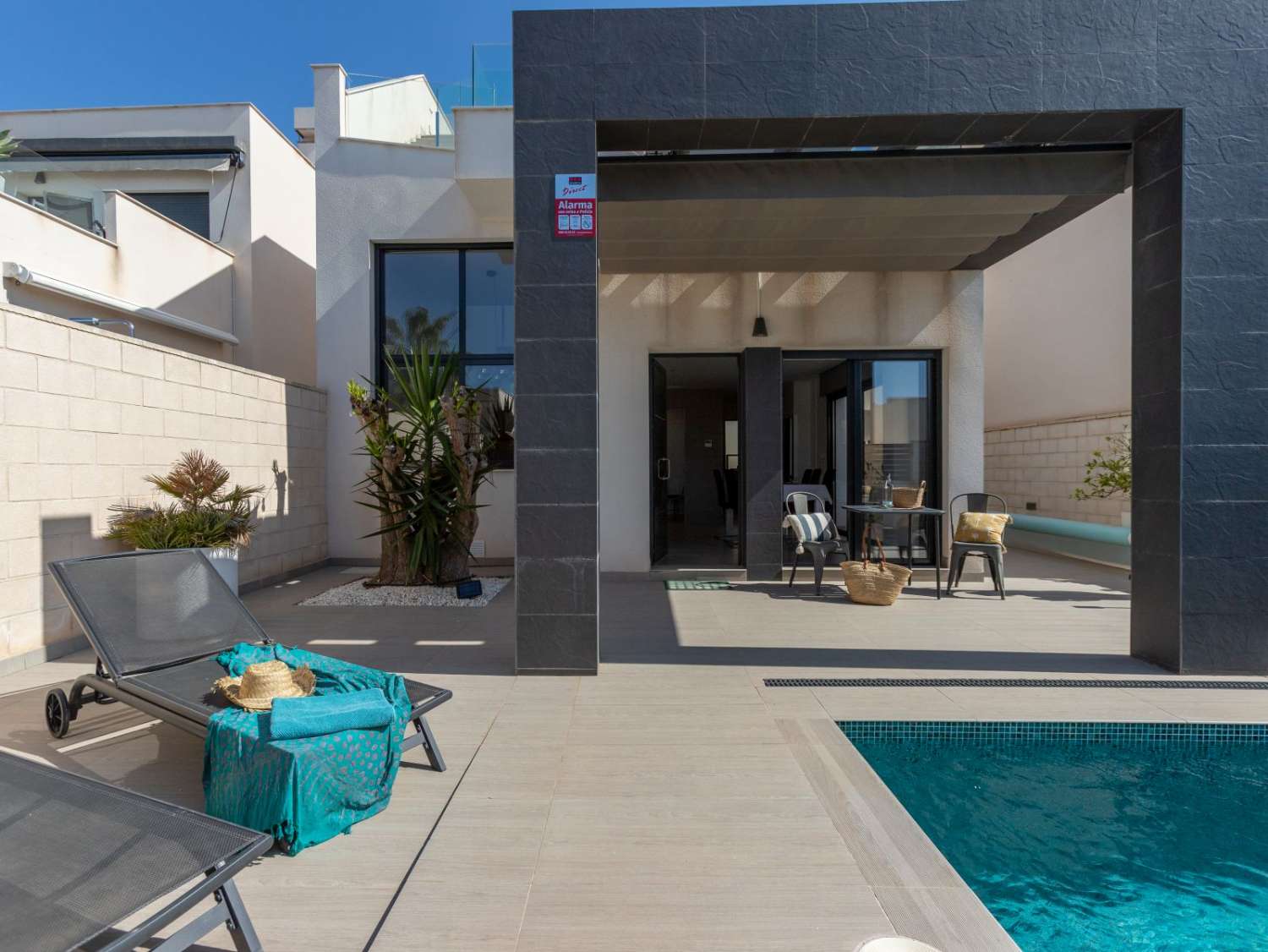 VILLA MODERNA CON PISCINA REFORMADA, 3 DORMITORIOS Y 3 BAÑOS EN ROJALES