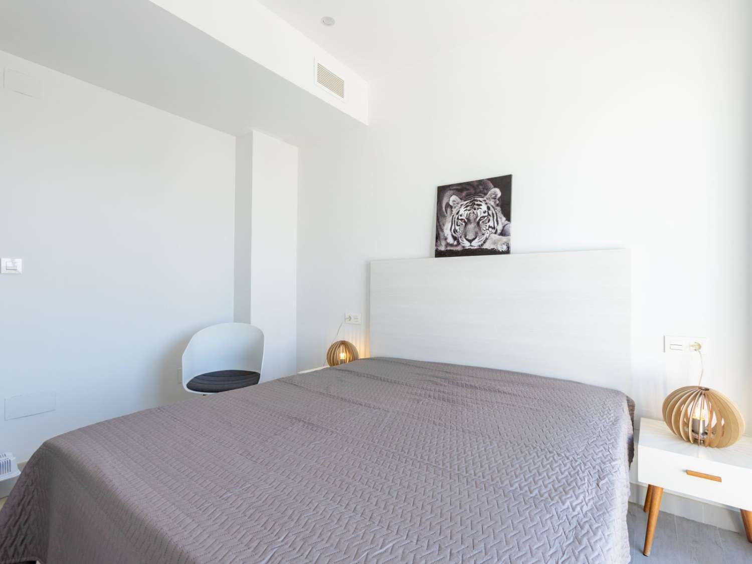 VILLA MODERNA CON PISCINA REFORMADA, 3 DORMITORIOS Y 3 BAÑOS EN ROJALES