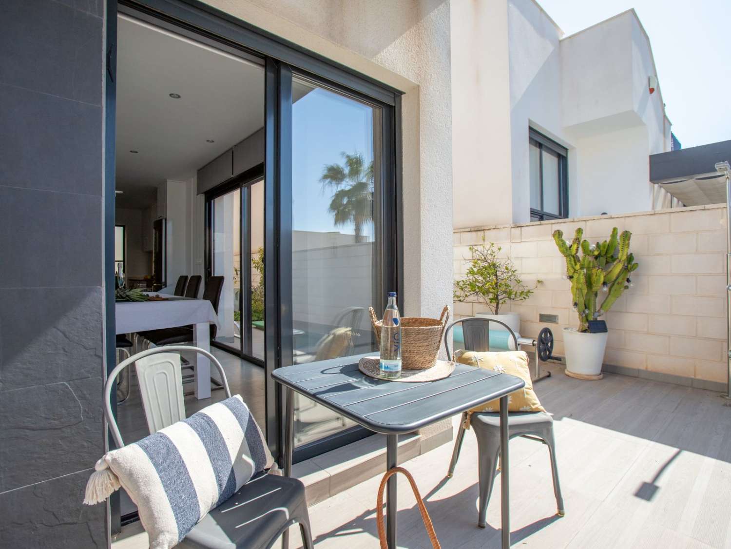 VILLA MODERNA CON PISCINA REFORMADA, 3 DORMITORIOS Y 3 BAÑOS EN ROJALES