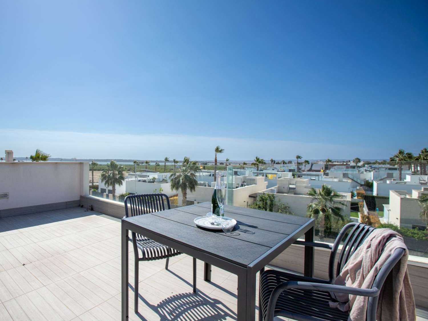 VILLA MODERNA CON PISCINA REFORMADA, 3 DORMITORIOS Y 3 BAÑOS EN ROJALES