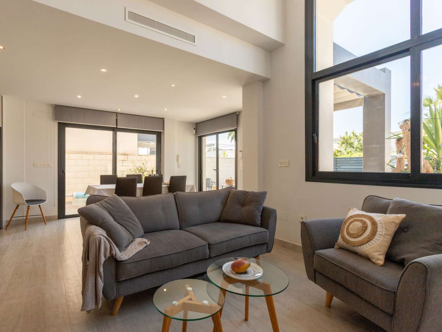 VILLA MODERNA CON PISCINA REFORMADA, 3 DORMITORIOS Y 3 BAÑOS EN ROJALES