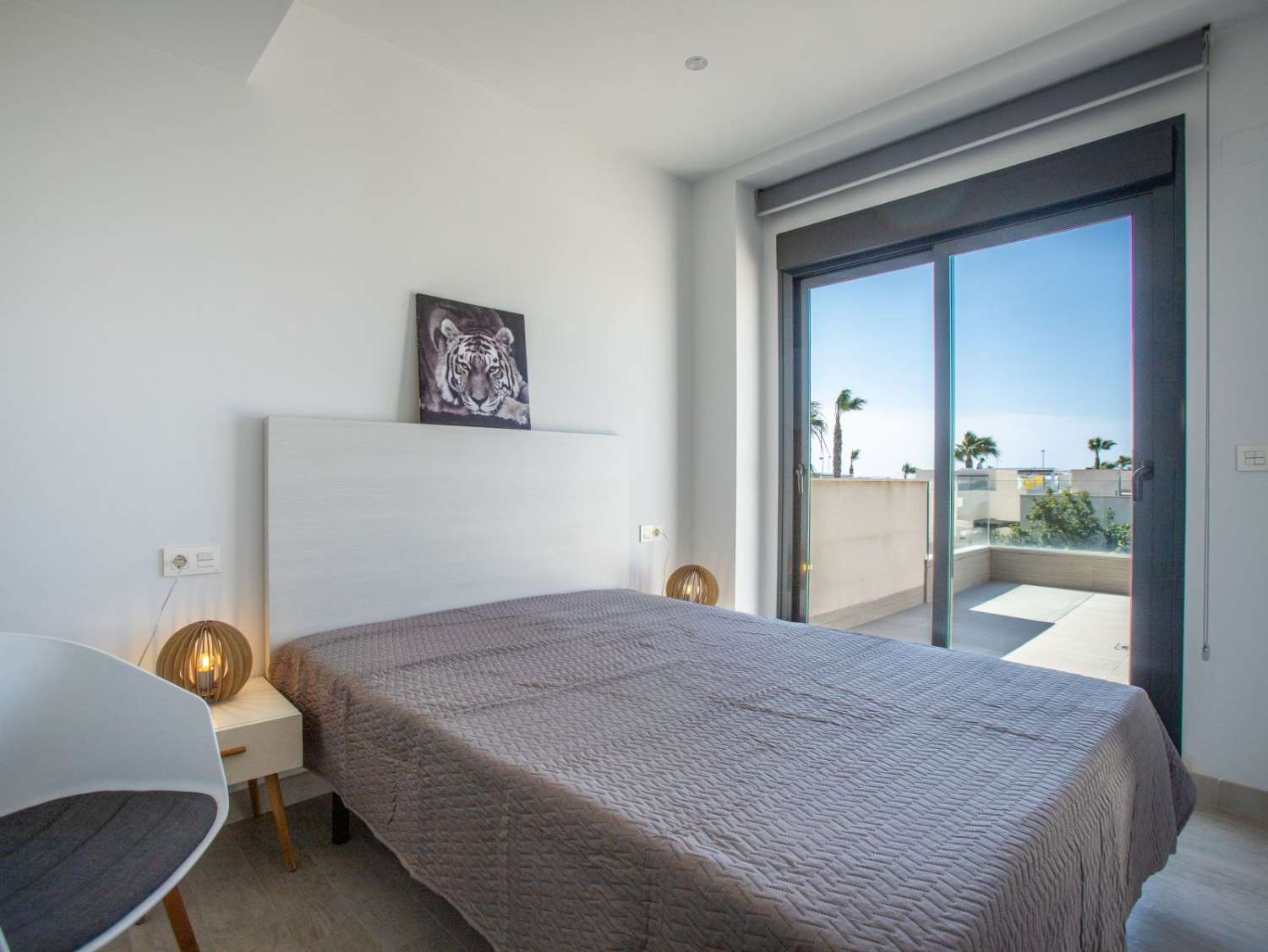 VILLA MODERNA CON PISCINA REFORMADA, 3 DORMITORIOS Y 3 BAÑOS EN ROJALES