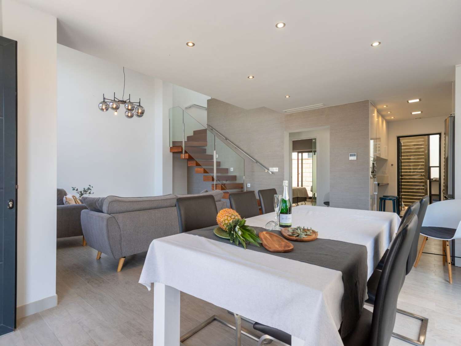 VILLA MODERNA CON PISCINA REFORMADA, 3 DORMITORIOS Y 3 BAÑOS EN ROJALES