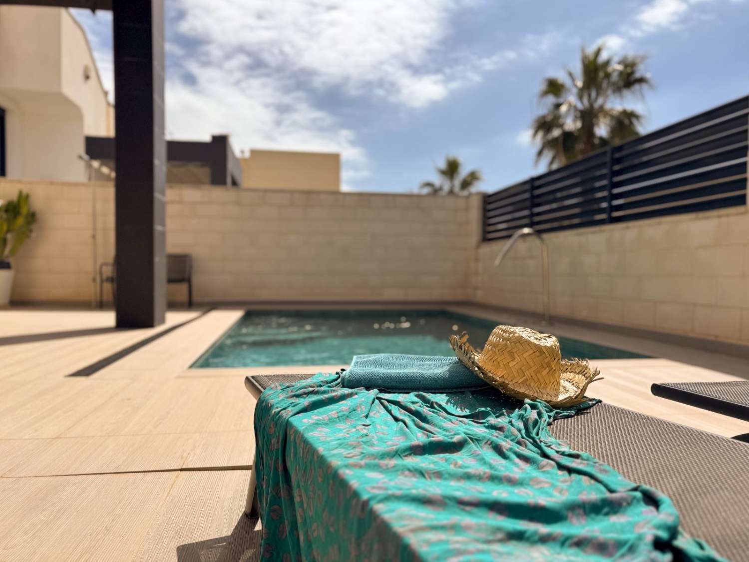 VILLA MODERNA CON PISCINA REFORMADA, 3 DORMITORIOS Y 3 BAÑOS EN ROJALES