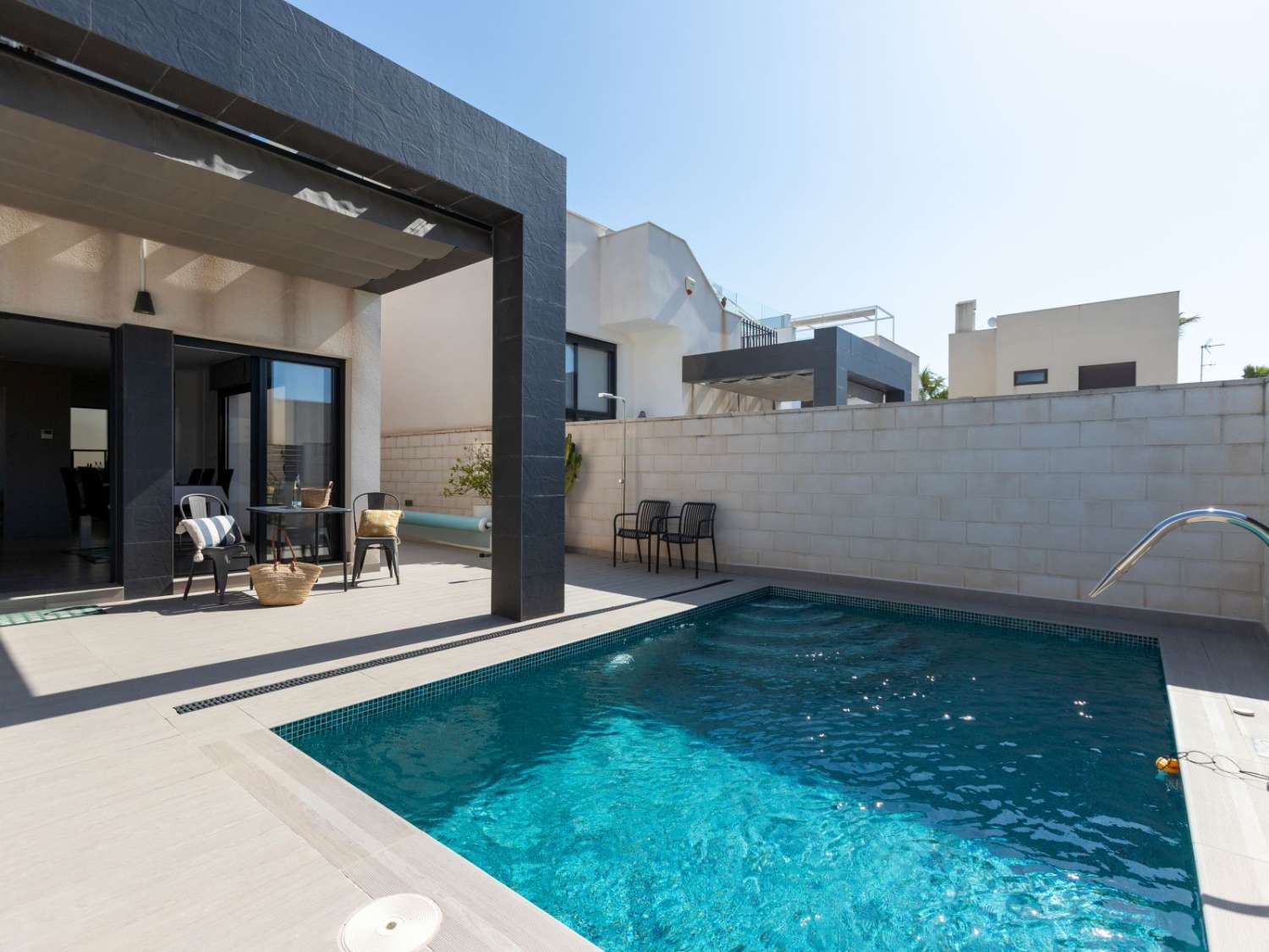 VILLA MODERNA CON PISCINA REFORMADA, 3 DORMITORIOS Y 3 BAÑOS EN ROJALES