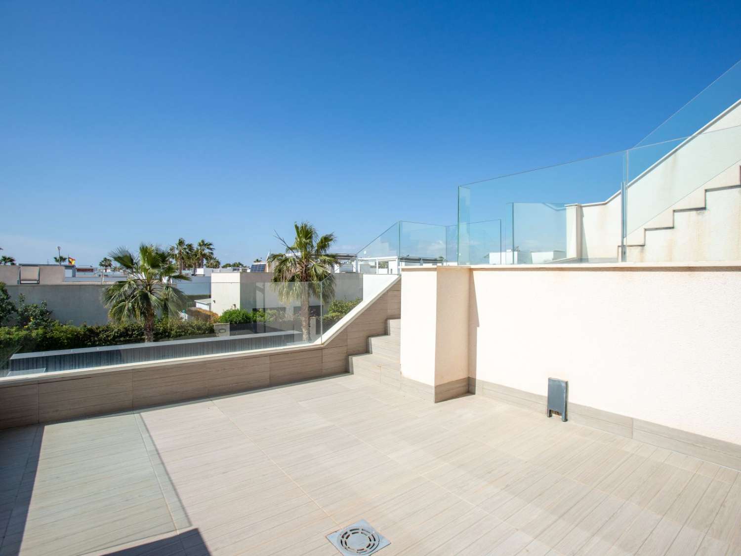 VILLA MODERNA CON PISCINA REFORMADA, 3 DORMITORIOS Y 3 BAÑOS EN ROJALES