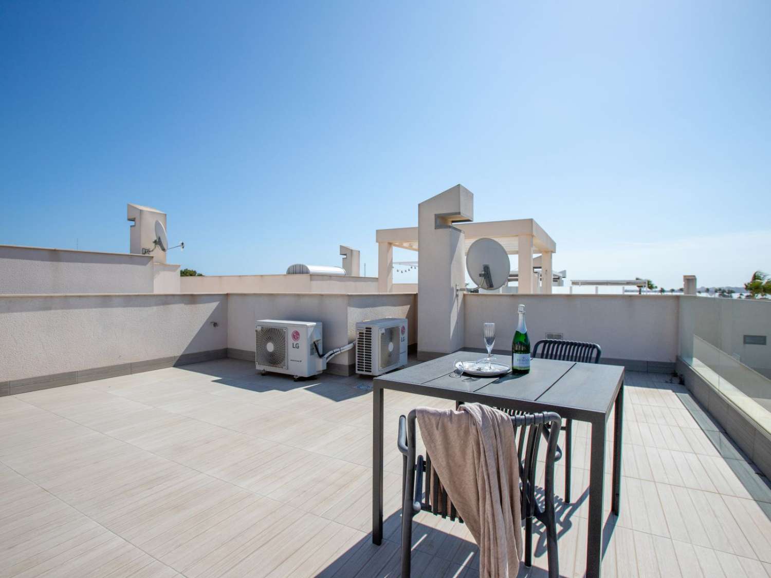 VILLA MODERNA CON PISCINA REFORMADA, 3 DORMITORIOS Y 3 BAÑOS EN ROJALES