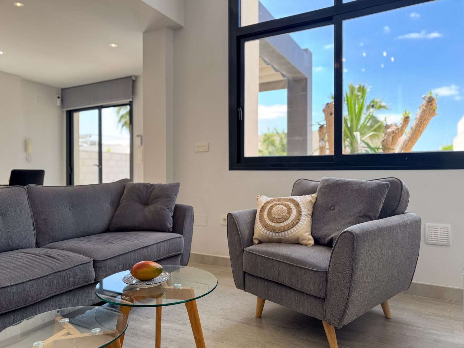 VILLA MODERNA CON PISCINA REFORMADA, 3 DORMITORIOS Y 3 BAÑOS EN ROJALES