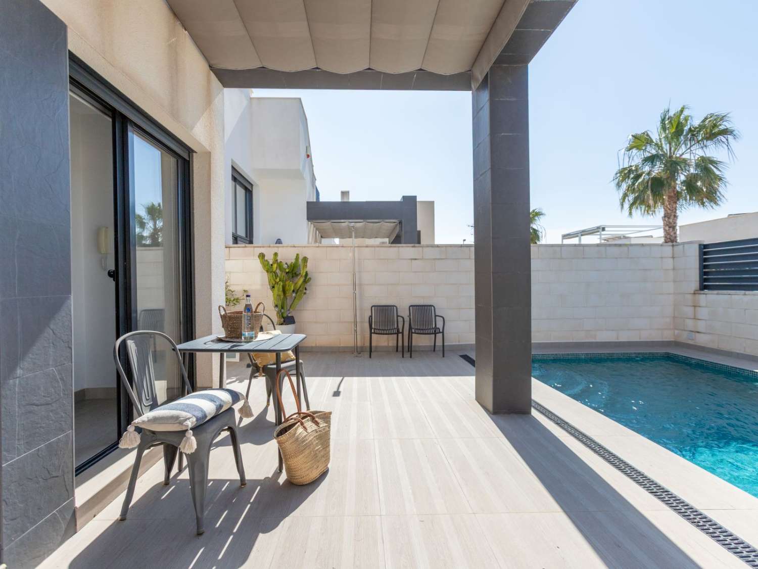 VILLA MODERNA CON PISCINA REFORMADA, 3 DORMITORIOS Y 3 BAÑOS EN ROJALES