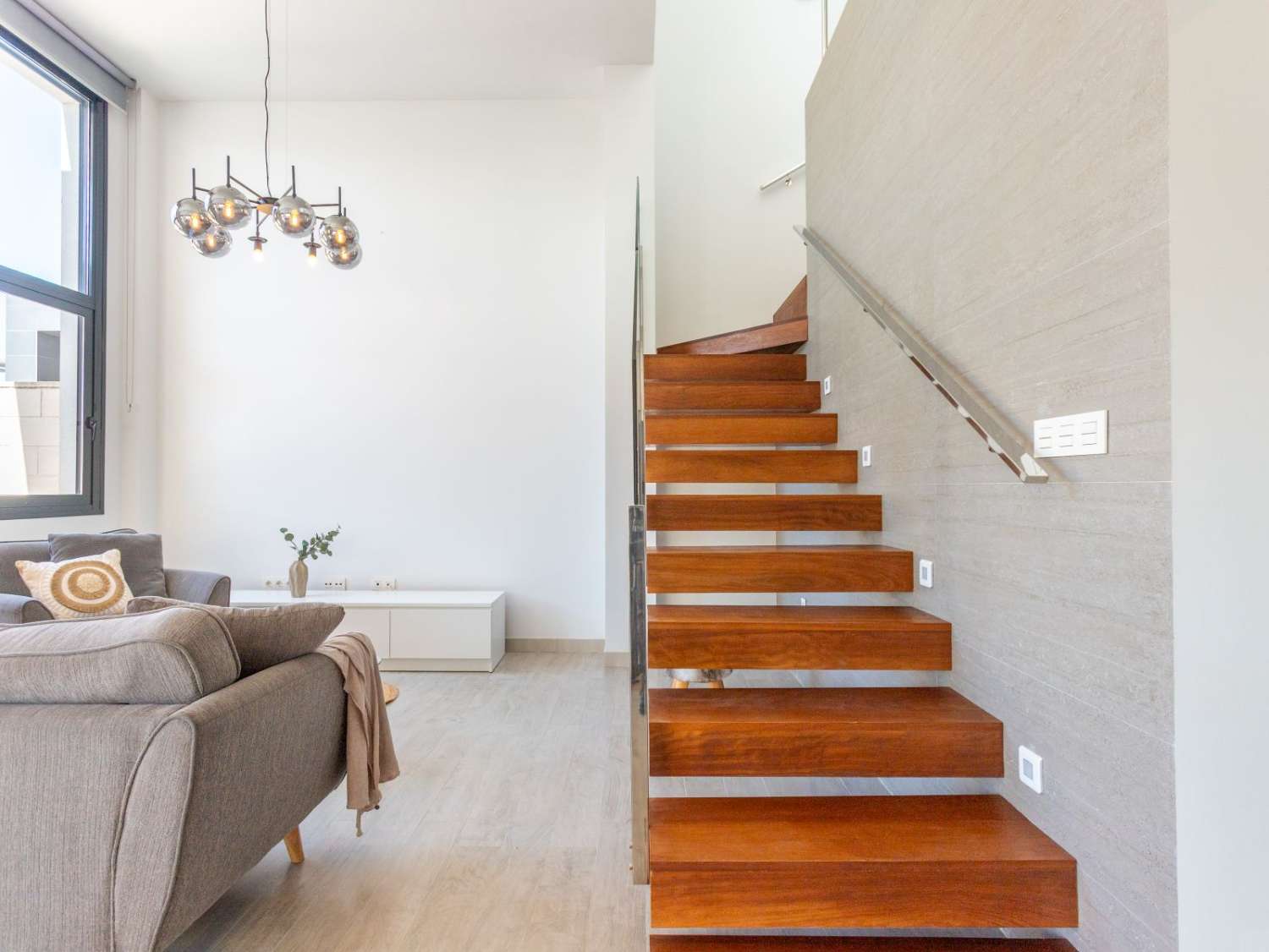 VILLA MODERNA CON PISCINA REFORMADA, 3 DORMITORIOS Y 3 BAÑOS EN ROJALES