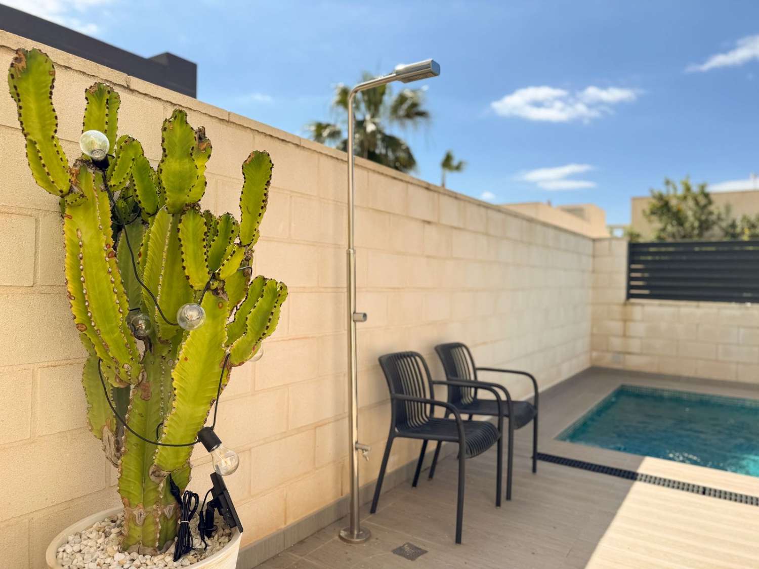 VILLA MODERNA CON PISCINA REFORMADA, 3 DORMITORIOS Y 3 BAÑOS EN ROJALES
