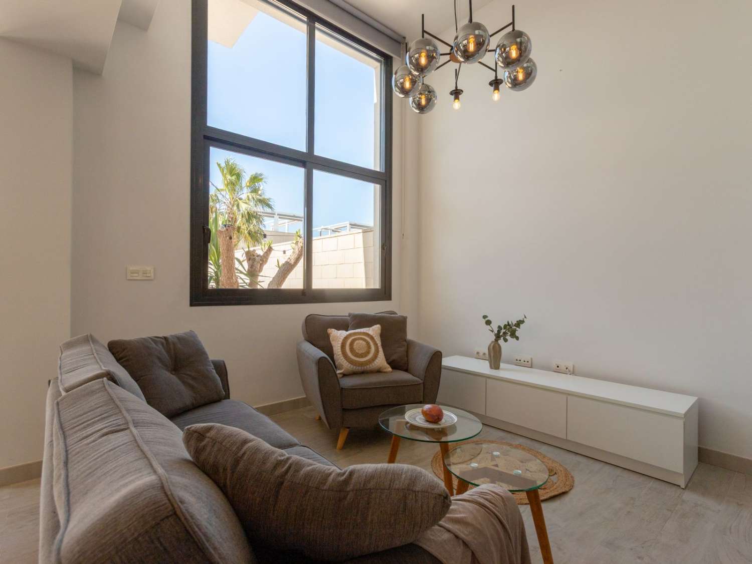 VILLA MODERNA CON PISCINA REFORMADA, 3 DORMITORIOS Y 3 BAÑOS EN ROJALES