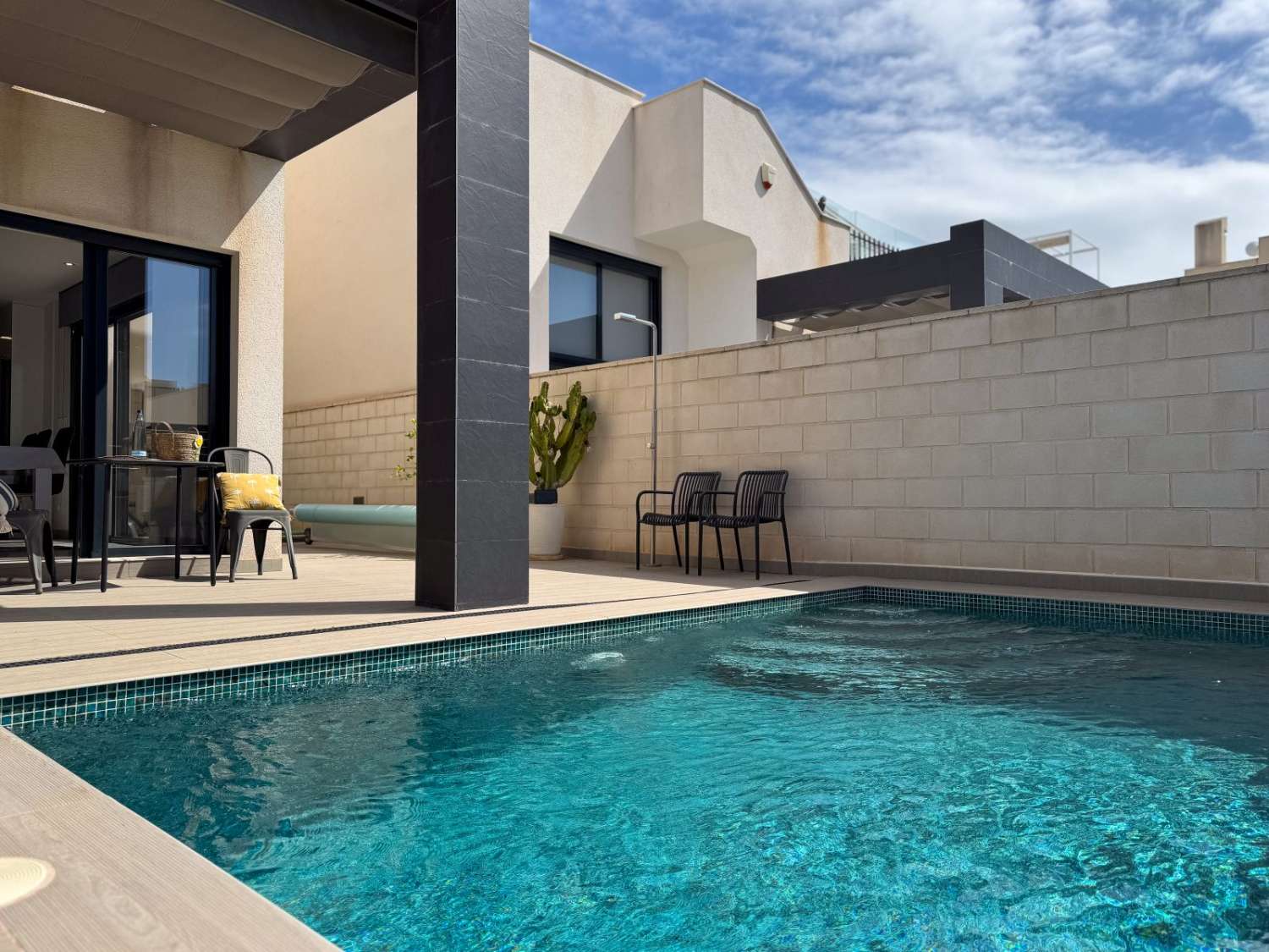 VILLA MODERNA CON PISCINA REFORMADA, 3 DORMITORIOS Y 3 BAÑOS EN ROJALES